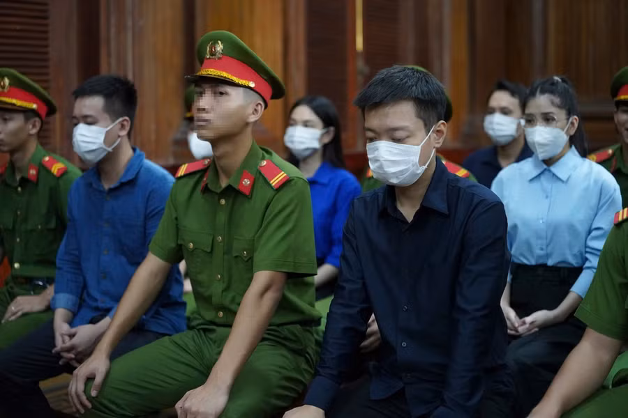 5 bị cáo tại phiên tòa chiều 19/11. Ảnh: Phạm Thọ.