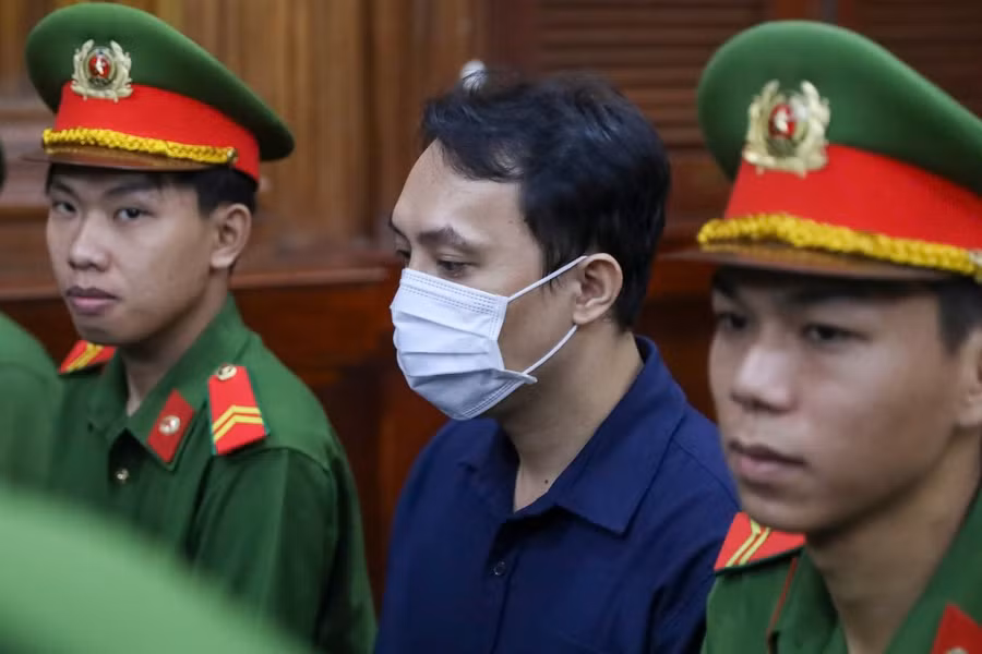 Bị cáo Lê Tuấn Linh tại phiên tòa chiều 19/11. Ảnh: Phạm Thọ.