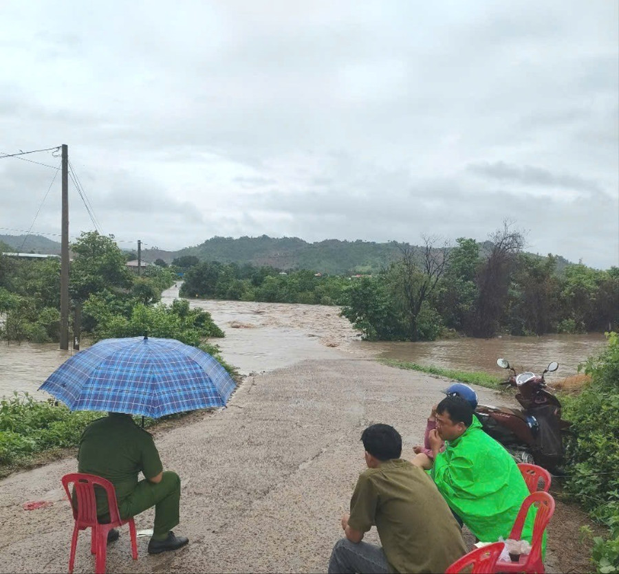 Lực lượng chức năng của xã đang túc trực để ngăn không cho người dân qua lại, gây nguy hiểm. Ảnh: H.H z6693453869554-628569c11187e7535c7f89fede1b2e3b-5680.jpg