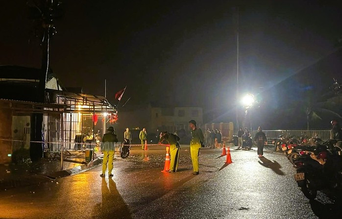 Hiện trường ngôi nhà nơi xảy ra vụ nổ khiến 10 người bị thương, nhập viện