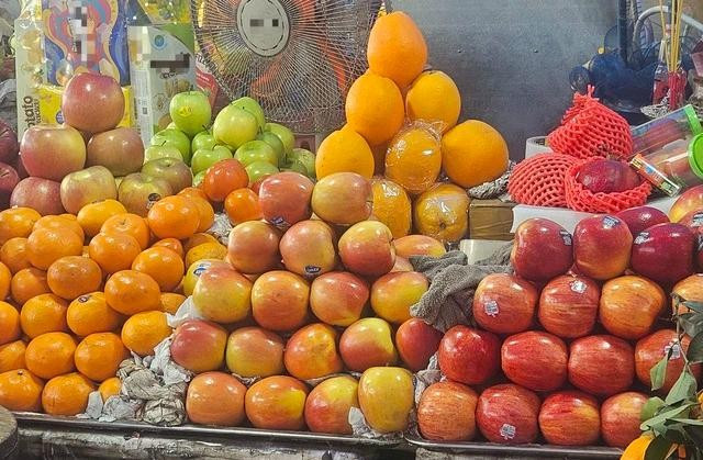 Ưu tiên ăn trái cây tươi ít ngọt như bưởi, cam, táo, lê thay vì các món bánh, mứt nhiều đường dịp tết. Ảnh: Như Quyên