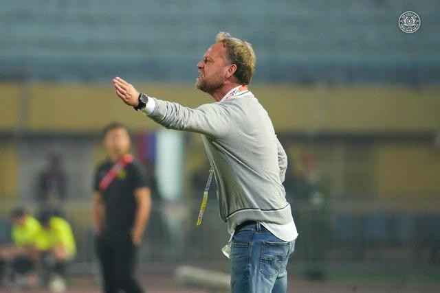 HLV Polking thất vọng khi CLB CAHN bị loại. Ảnh: CLB CAHN