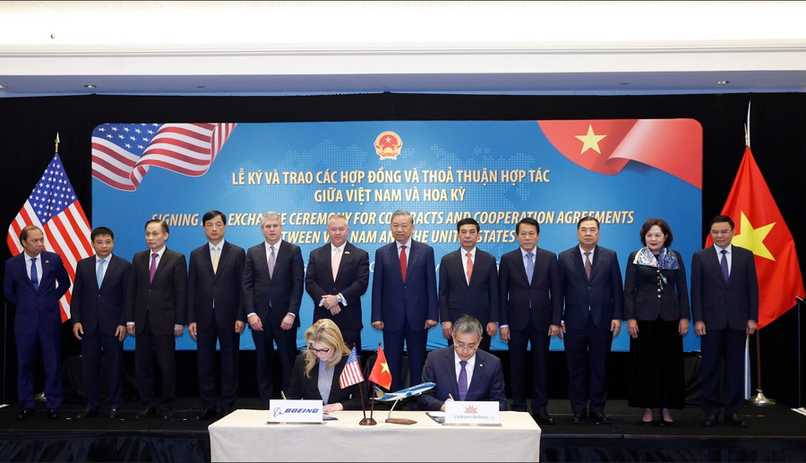 Tổng Bí thư Tô Lâm và đoàn đại biểu cấp cao Việt Nam chứng kiến Chủ tịch HĐQT Vietnam Airlines Đặng Ngọc Hòa ký kết mua 50 máy bay thân hẹp Boeing 737-8 trị giá lên đến 8,1 tỉ USD tại Washington, D.C., Mỹ