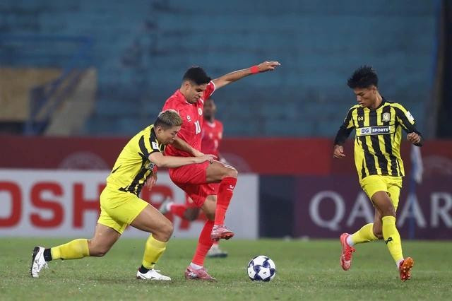 CLB CAHN (giữa) không thể lội ngược dòng trên đất Singapore. Ảnh: Minh Tú