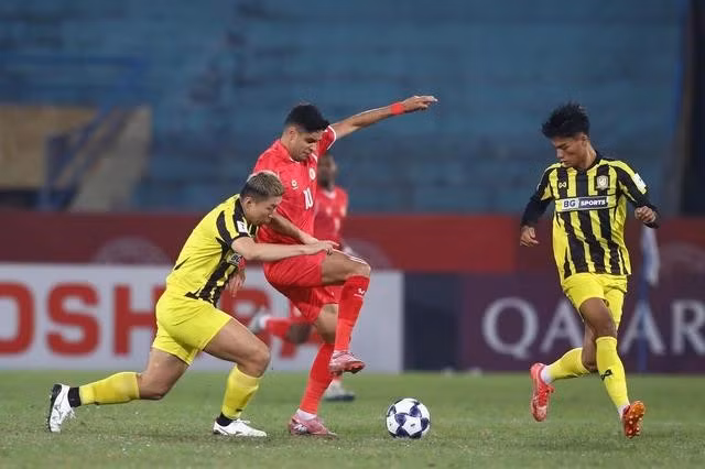 CLB CAHN (giữa) không thể lội ngược dòng trên đất Singapore. Ảnh: Minh Tú