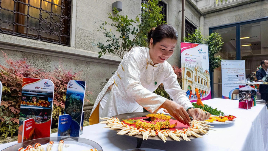 Nghệ nhân ưu tú Phan Tôn Gia Hiền cùng mâm bánh rồng giới thiệu ở MiLan, Ý. Ảnh: NVCC