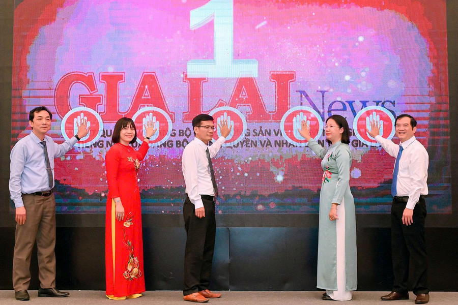 Các đại biểu nhấn nút ra mắt 3 sản phẩm báo chí mới. Ảnh: Đức Thụy nhan-nut-ra-mat-3-san-pham-bao-chi-moi-duc-thuy.jpg