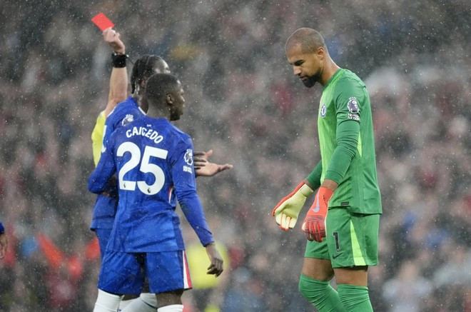 Robert Sánchez nhận thẻ đỏ từ sớm khiến Chelsea gặp khó. (Nguồn: Getty Images) Robert Sánchez nhận thẻ đỏ từ sớm khiến Chelsea gặp khó. (Nguồn: Getty Images)