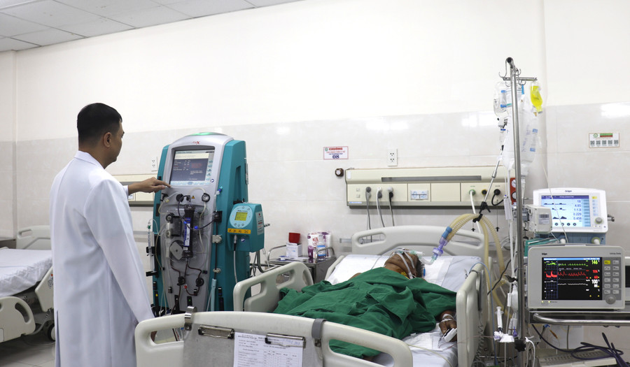 Bác sĩ Khoa Gây mê hồi sức kiểm tra hệ thống CRRT cho bệnh nhân. Ảnh: M.H bac-si-gay-me.jpg