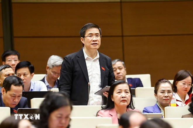 Đại biểu Quốc hội tỉnh Nghệ An Hoàng Minh Hiếu phát biểu. Ảnh: Doãn Tấn/TTXVN