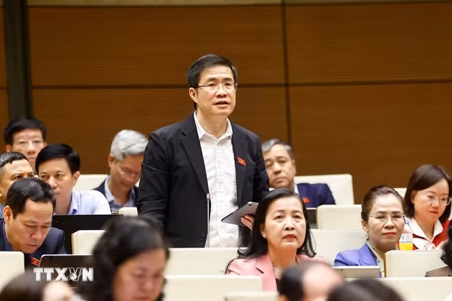 Đại biểu Quốc hội tỉnh Nghệ An Hoàng Minh Hiếu phát biểu. Ảnh: Doãn Tấn/TTXVN