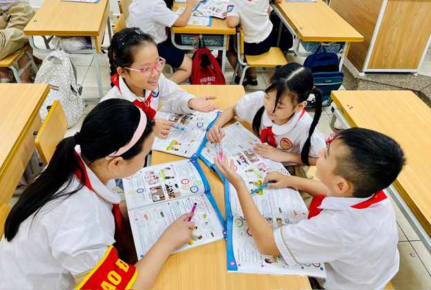 Giờ học tiếng Anh của học sinh tiểu học.