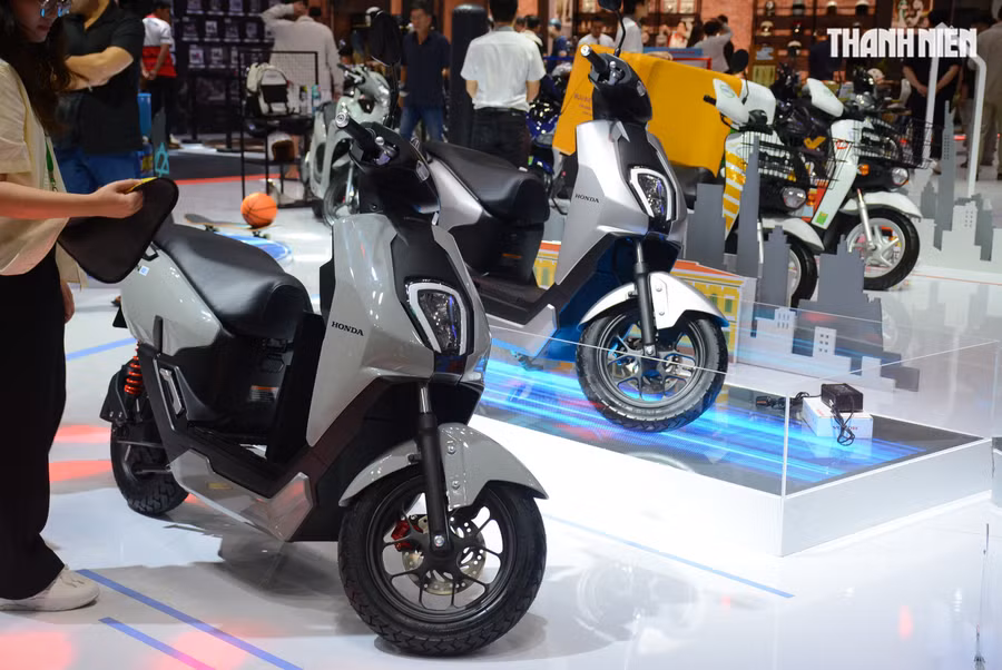 Honda ICON e: được HVN phân phối 3 phiên bản với giá 26,9 - 27,3 triệu đồng (đã bao gồm thuế VAT 10% nhưng không kèm pin). Ảnh: Bá Hùng