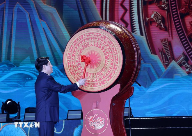 Chủ tịch nước Lương Cường đánh trống khai Xuân Bính Ngọ 2026. Ảnh: Lâm Khánh/TTXVN