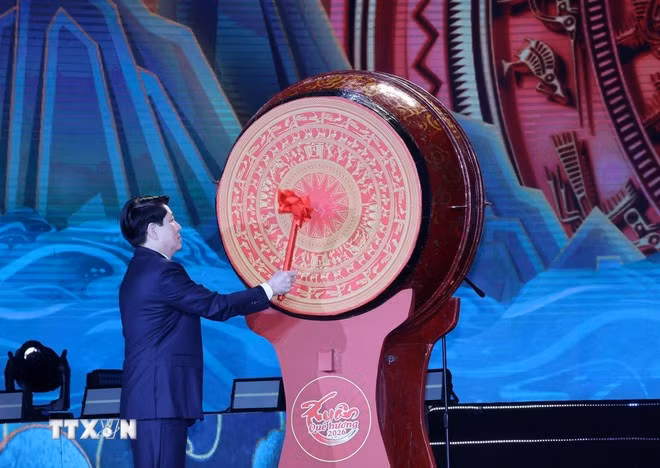 Chủ tịch nước Lương Cường đánh trống khai Xuân Bính Ngọ 2026. Ảnh: Lâm Khánh/TTXVN