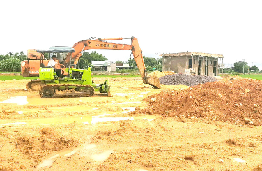 Đơn vị thi công đã hoàn thiện san nền bãi đậu xe chung tại làng nghề trồng hoa Bình Lâm. Ảnh: V.L dau-tu.jpg