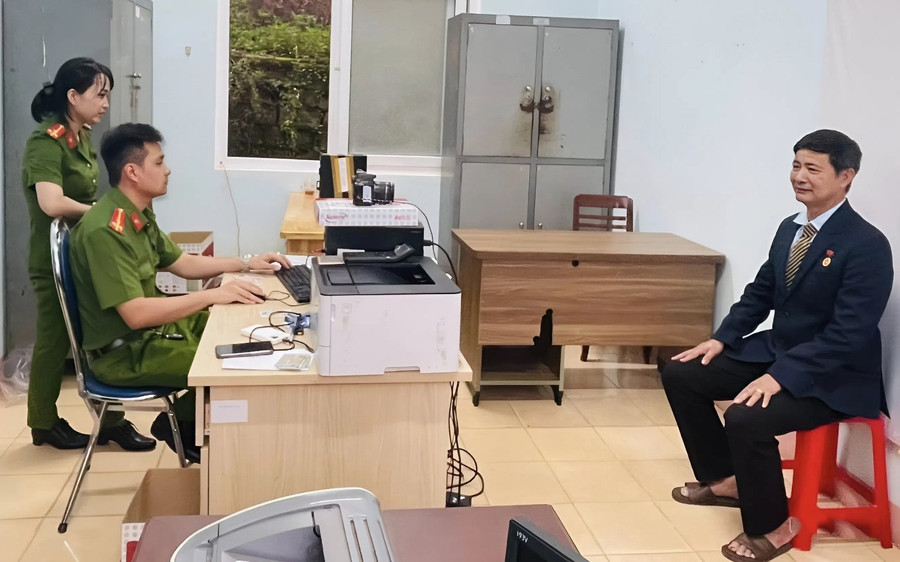 Công an phường Pleiku thu nhận hồ sơ đề nghị cấp thẻ đảng viên gắn chip. Ảnh: ĐVCC hien-dai-hoa.jpg