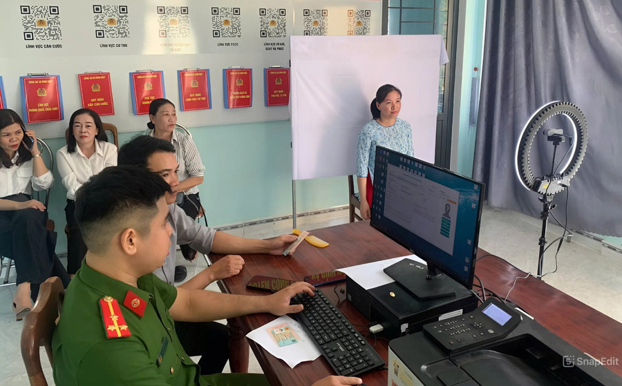 Công an xã Bình Hiệp tiến hành thu nhận hồ sơ đổi thẻ đảng viên cho đảng viên thuộc Đảng bộ xã. Ảnh: ĐVCC gan-chip.jpg