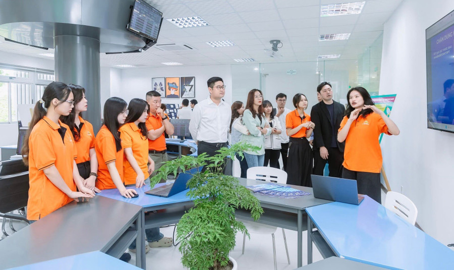 Anh Vũ Hồng Quân (thứ 6 từ trái sang)-Chủ tịch Hội Doanh nhân trẻ Bình Định-mong muốn có nhiều cơ chế, chính sách tạo điều kiện cho kinh tế tư nhân phát triển. Ảnh: NVCC chinh-sach-kinh-te.jpg