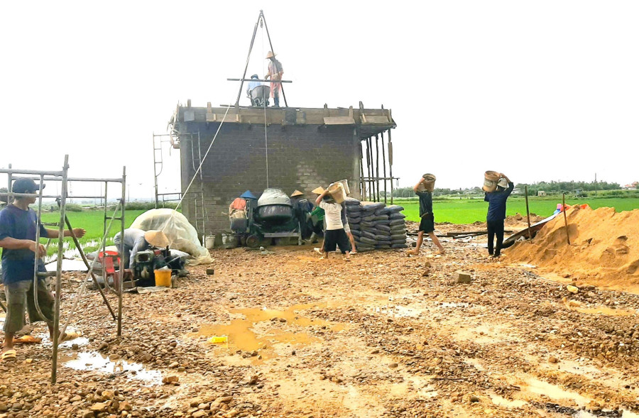 Đơn vị thi công tập trung xây dựng hoàn thiện khối nhà chính thuộc hạng mục nhà vệ sinh công cộng tại làng nghề trồng hoa Bình Lâm. Ảnh: V.L du-lich.jpg