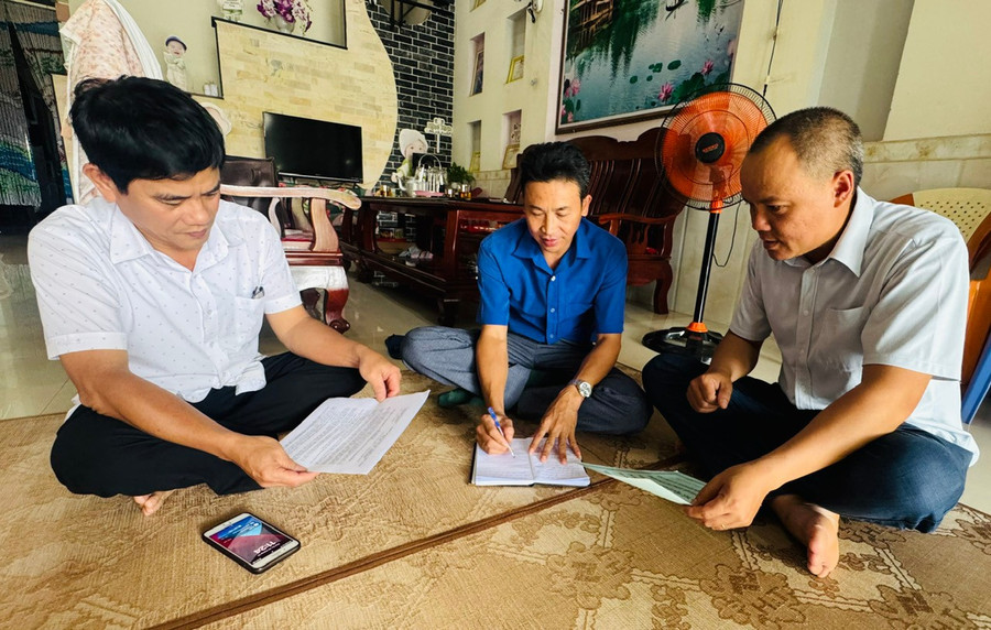 លោក Duong Ba Dung (ក្របខាងឆ្វេង) និងគណៈកម្មាធិការប្រជាជនភូមិ៣ ឃុំ Chu Prong បានជួបប្រជុំពិភាក្សាលើការវាយតម្លៃចំណងជើងវប្បធម៌របស់ភូមិក្នុងឆ្នាំ ២០២៥។ រូបថត៖ Dinh Yen cong-dong.jpg