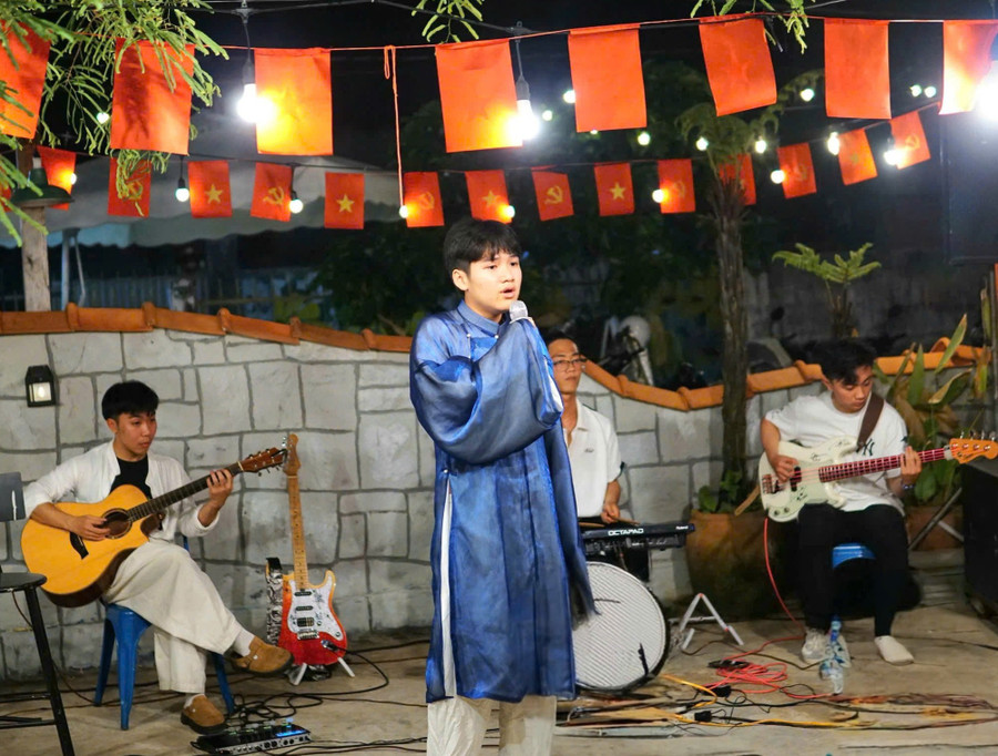 Ngoài ca sĩ của các nhóm nhạc, khán giả cũng thể hiện niềm đam mê ca hát. Ảnh: Ngọc Duy ca-si-khan-gia.jpg