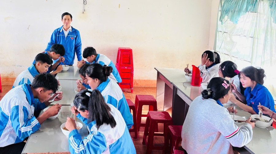 Học sinh Trường THPT Ya Ly có bữa ăn sáng chất lượng nhờ tình yêu thương, trách nhiệm của thầy Bí thư Đoàn trường. Ảnh: Minh Nhật bi-thu-doan.jpg