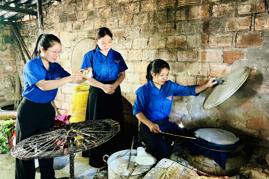 Trong quá trình thực hiện video clip, ĐVTN được trải nghiệm công đoạn tráng bánh. Ảnh: M.N thuc-hien-video.jpg
