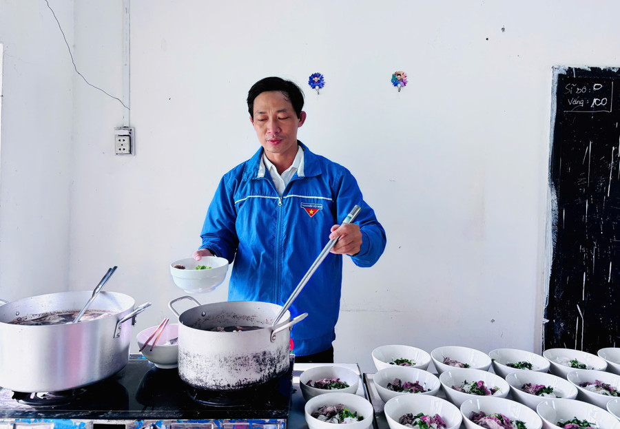Thầy Nguyễn Viết Tài-Bí thư Đoàn Trường THPT Ya Ly nấu bữa sáng cho học sinh khó khăn. Ảnh: Minh Nhật thay-viet-tai.jpg