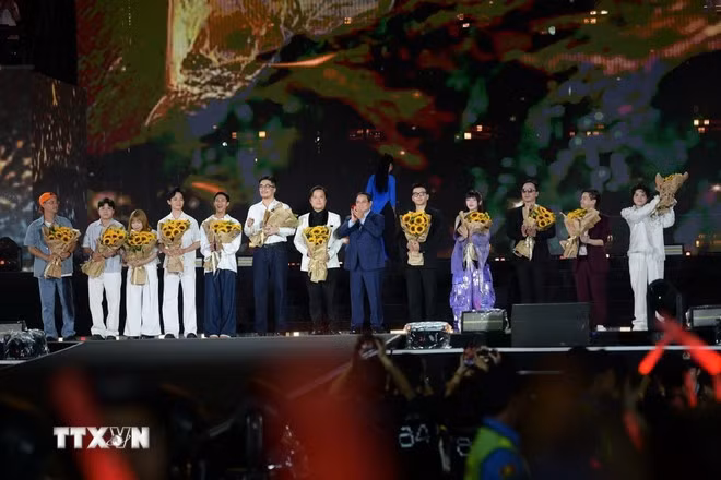 Thủ tướng Phạm Minh Chính chúc mừng ban tổ chức và các nghệ sĩ tham gia Chương trình đại nhạc hội “V Fest-Vietnam Today”. (Ảnh: Dương Giang/TTXVN)