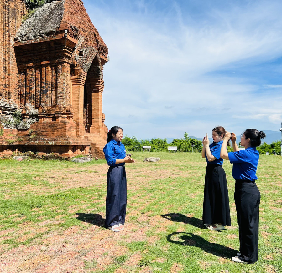 ĐVTN xã Tuy Phước Bắc thực hiện quay video clip giới thiệu về tháp Bánh Ít. Ảnh: M.N can-bo-doan-vien.jpg