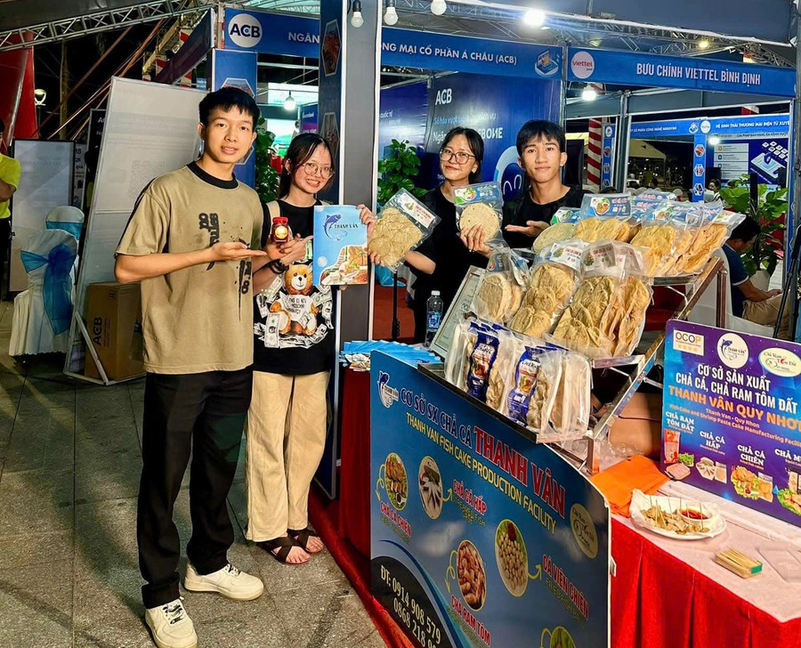 Các sản phẩm OCOP của Cơ sở Chả cá Thanh Vân được du khách trong và ngoài tỉnh yêu thích mua làm quà. Ảnh: NVCC cac-san-pham-ocop-cua-co-so-cha-ca-thanh-van-cung-duoc-du-khach-trong-va-ngoai-tinh-yeu-thich-mua-lam-qua.jpg