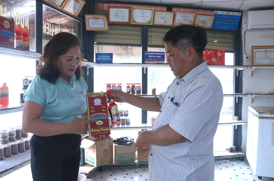 HTX Sản xuất-Kinh doanh Hải sản Hương Thanh đã cho ra đời hàng loạt sản phẩm đặc trưng như nước mắm truyền thống, cá cơm khô, ruốc khô, mắm ruốc... Ảnh: Quang Tấn htx-san-xuat-kinh-doanh-hai-san-huong-thanh-da-cho-ra-doi-hang-loat-san-pham-dac-trung-nhu-nuoc-mam-truyen-thong-ca-com-kho-ruoc-kho-mam-ruoc.jpg
