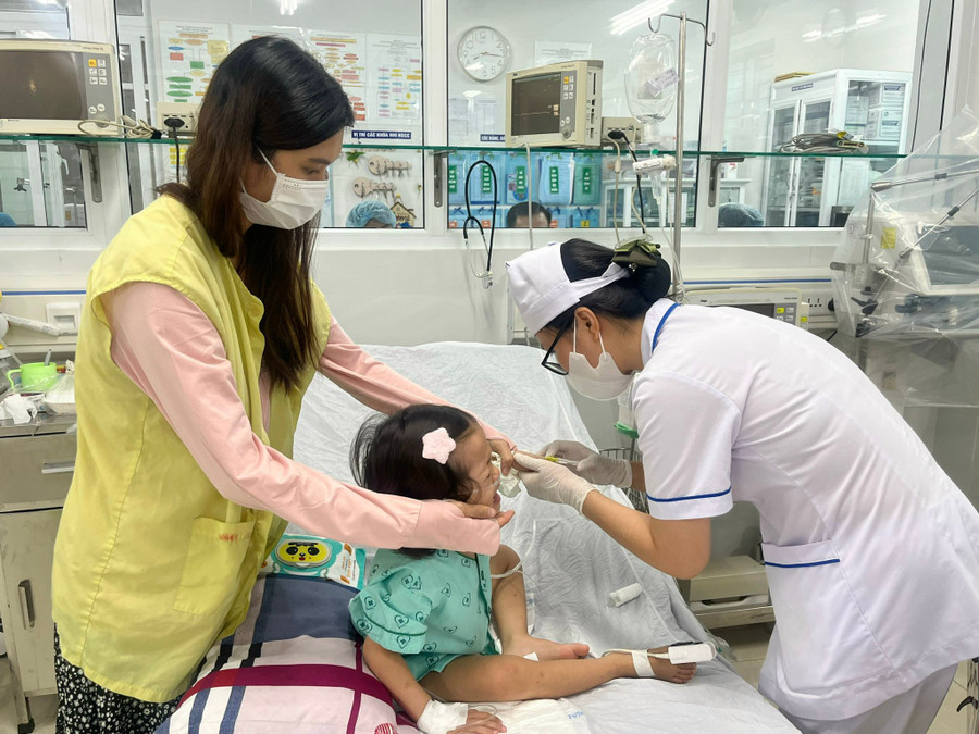 Trẻ mắc bệnh viêm phổi được theo dõi điều trị tại Khoa Nhi, Bệnh viện đa khoa trung tâm tỉnh. Ảnh: M.H phong-tranh-benh.jpg