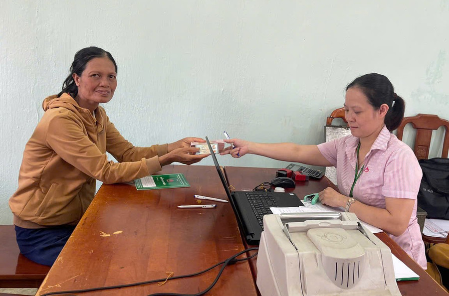 Hội viên đến tổ vay vốn phụ nữ thôn 4 (xã Ia Krái) vay tiền để đầu tư phát triển kinh tế. Ảnh: Hải Yến phu-nu.jpg