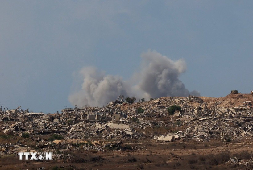 Khói bốc lên sau cuộc không kích của Israel xuống thành phố Gaza ngày 30/9/2025. Ảnh: THX/TTXVN israel-tan-cong-gaza.jpg