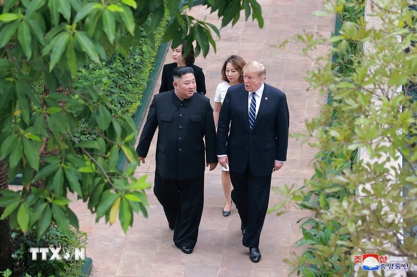 Tổng thống Mỹ Donald Trump (phải) và nhà lãnh đạo Triều Tiên Kim Jong Un tại Hội nghị Thượng đỉnh Mỹ-Triều Tiên lần thứ hai tại Hà Nội. Ảnh: TTXVN trump-kim-jong-un.jpg