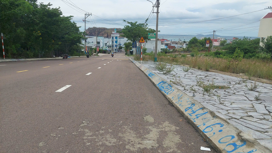 Đường dẫn vào làng chài Nhơn Hải bị bôi bẩn. Ảnh: Q.T duong-dan-vao-lang-chai-nhon-hai.jpg