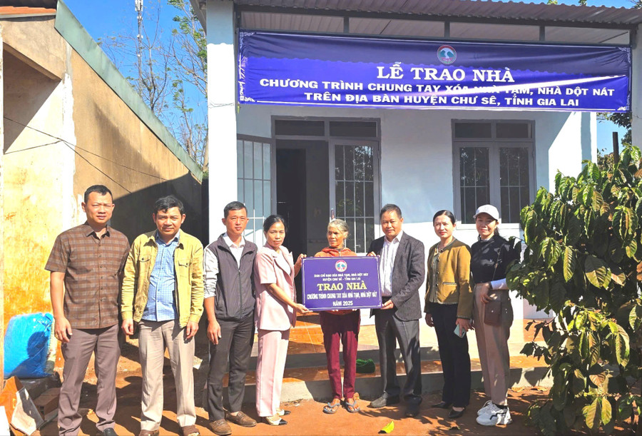 Huyện Chư Sê (cũ) bàn giao nhà cho hộ bà Rah Lan H'Mõ (ở làng Stơ, xã Ia Hlốp, huyện Chư Sê (cũ), nay là xã Ia Ko). Ảnh: N.T z6359560894750-fed743020f45ec701ffef0875f74854e-3753.jpg