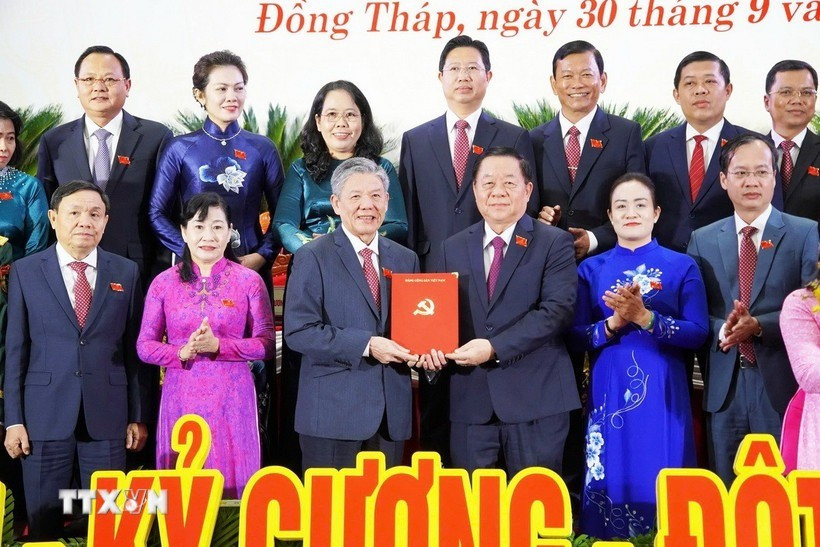 Ông Nguyễn Trọng Nghĩa (thứ ba, từ phải sang), Ủy viên Bộ Chính trị, Bí thư Trung ương Đảng, Trưởng Ban Tuyên giáo và Dân vận Trung ương trao quyết định cho tân Bí thư Tỉnh ủy Đồng Tháp Ngô Chí Cường. (Ảnh: Hữu Chí/TTXVN) dieu-dong-bi-thu.jpg