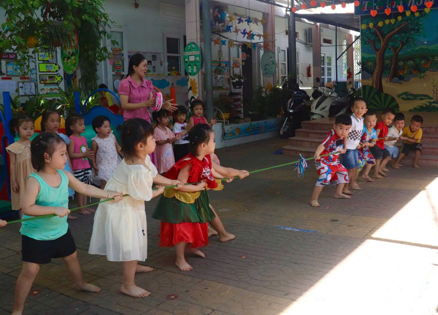 Trường Mầm non Hương Sen (phường Quy Nhơn) tổ chức nhiều hoạt động chú trọng sự phát triển toàn diện của trẻ. Ảnh: Hồ Điểm giao-duc-mam-non.jpg