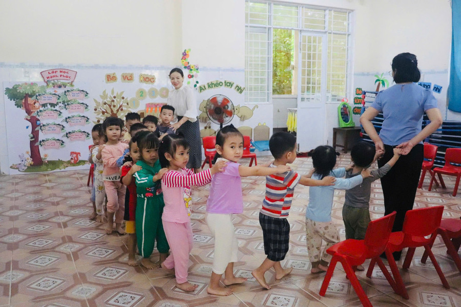 Trường Mầm non Bồng Sơn (phường Bồng Sơn) tổ chức nhiều hoạt động giáo dục đa dạng cho trẻ. Ảnh: Hồ Điểm hoat-dong-mam-non.jpg
