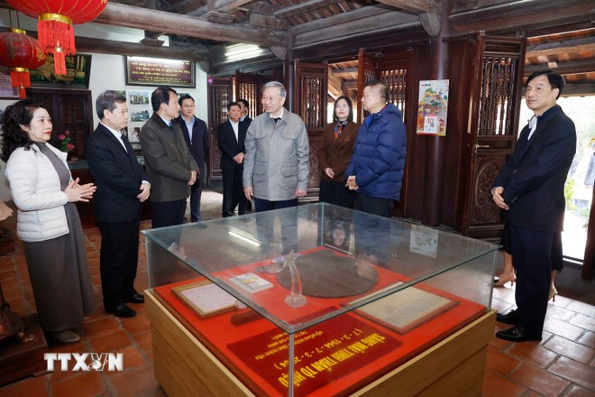 Tổng Bí thư Tô Lâm và đoàn công tác Trung ương thăm Khu lưu niệm đồng chí Tô Hiệu, tỉnh Hưng Yên. Ảnh: Thống Nhất/TTXVN