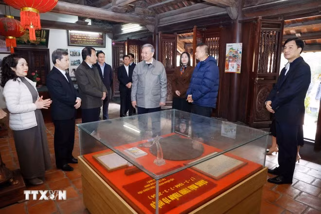 Tổng Bí thư Tô Lâm và đoàn công tác Trung ương thăm Khu lưu niệm đồng chí Tô Hiệu, tỉnh Hưng Yên. Ảnh: Thống Nhất/TTXVN
