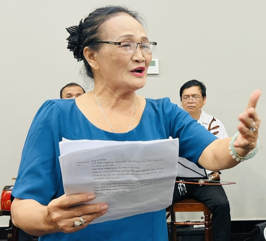 Lidový umělec Minh Duc, kterému je 75 let, se stále s nadšením účastní aktivit na zachování a propagaci dědictví Bài Chòi. Foto: P.L nghe-nhan-gia-lai.jpg