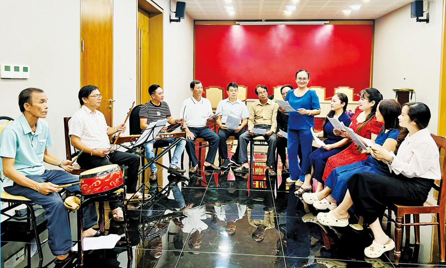 Umělci a hudebníci se připravují na pěvecký festival Bai Choi v centrálním regionu. Foto: P.L. lien-hoan-van-hoa.jpg