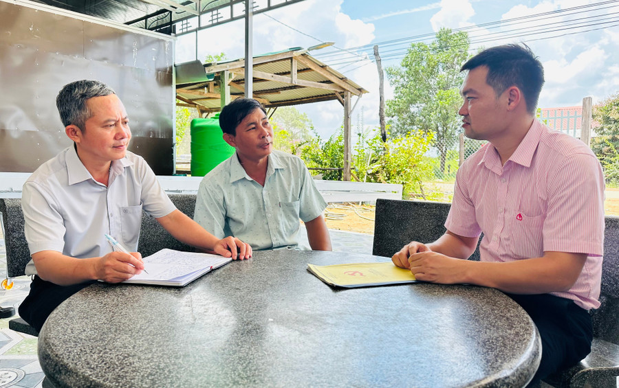 Anh Nguyễn Văn Toàn (giữa) kể về quá trình lập làng và phát triển của làng Ring hôm nay. Ảnh: D.Đ lang-truyen-thong.jpg