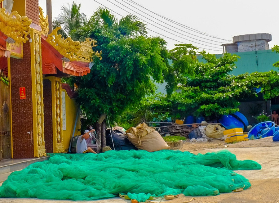 Ngư dân vá lưới. ngu-dan.jpg