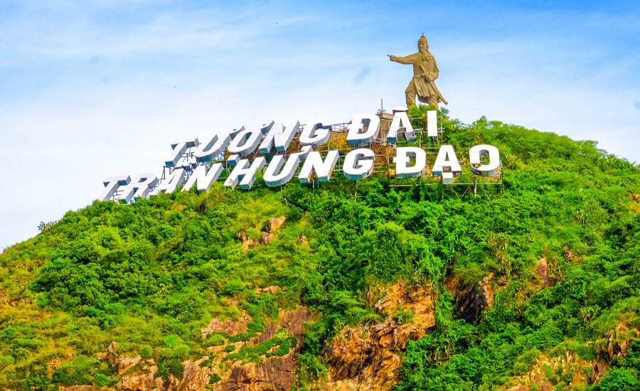 Tượng đài Trần Hưng Đạo sừng sững trên đỉnh núi Phương Mai. nui-phuong-mai.jpg