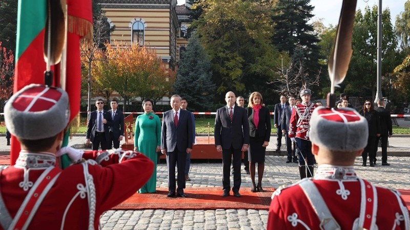 Tổng thống Cộng hòa Bulgaria Rumen Radev và Phu nhân chủ trì Lễ đón Tổng Bí thư Tô Lâm và Phu nhân cùng đoàn đại biểu cấp cao Việt Nam thăm chính thức Bulgaria. Ảnh: Thống Nhất/TTXVN le-don-tong-bi-thu.jpg